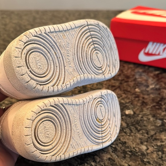 Nike White Leather Sneakers Low-Top Design - Picture 5 of 8